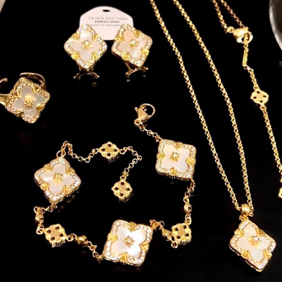 Four-leaf clover necklace set